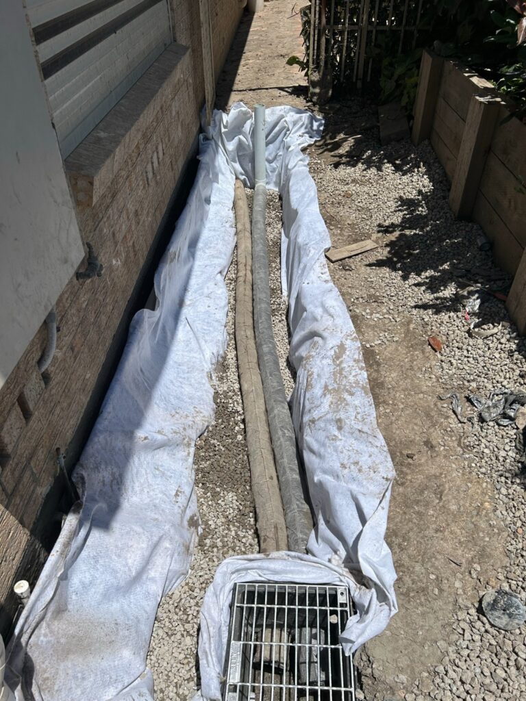Subsoil drainage installation